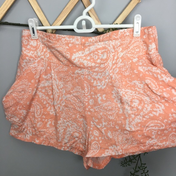 FREE PEOPLE • Peach tea paisley drape shorts SMALL - Picture 3 of 6